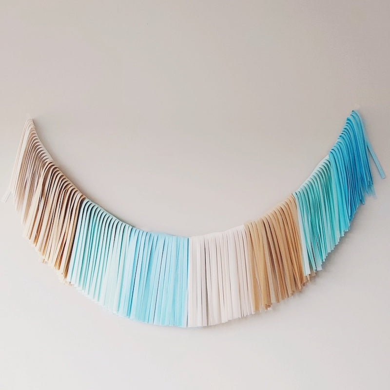 Guirnalda flecos papel de seda azul pastel