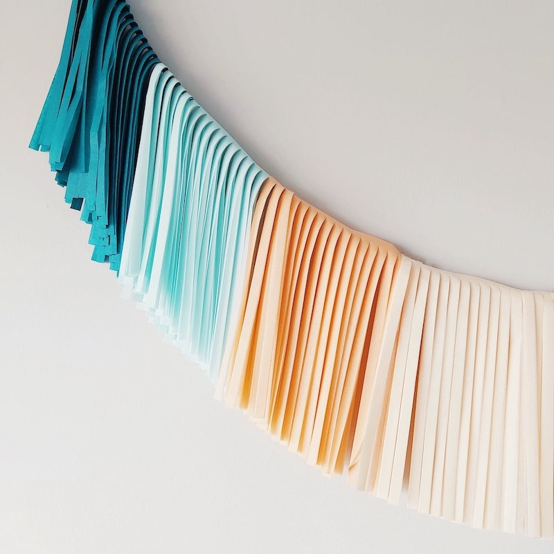 Guirnalda flecos papel azul y naranja
