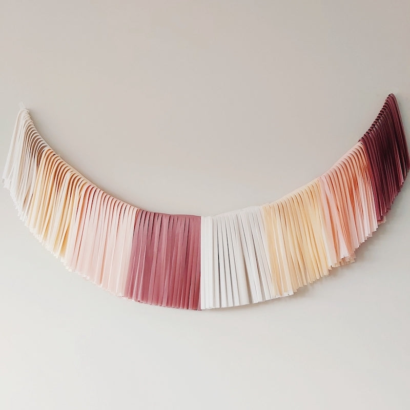 Guirnalda flecos papel de seda rosado