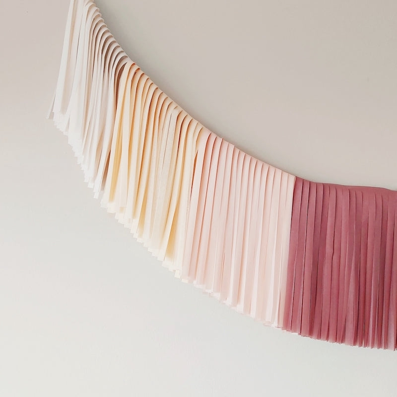 Guirnalda flecos papel de seda rosado